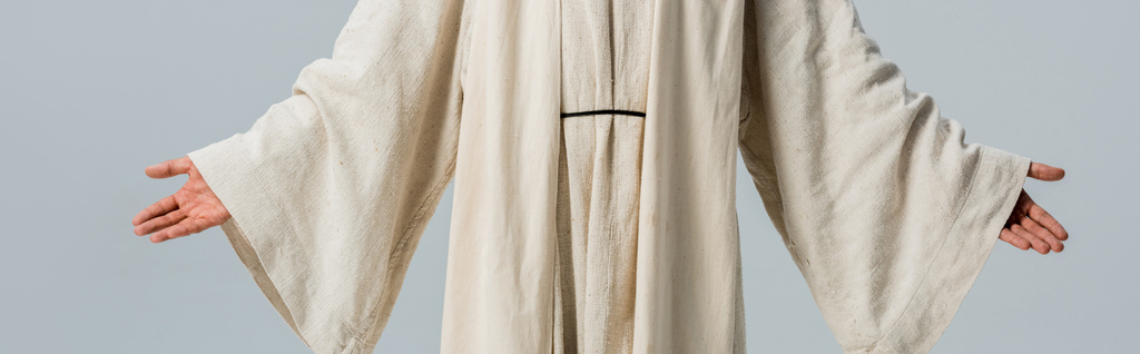 灰色で隔離された伸びた手を持つイエスのローブを着た男のパノラマショット  - 写真・画像