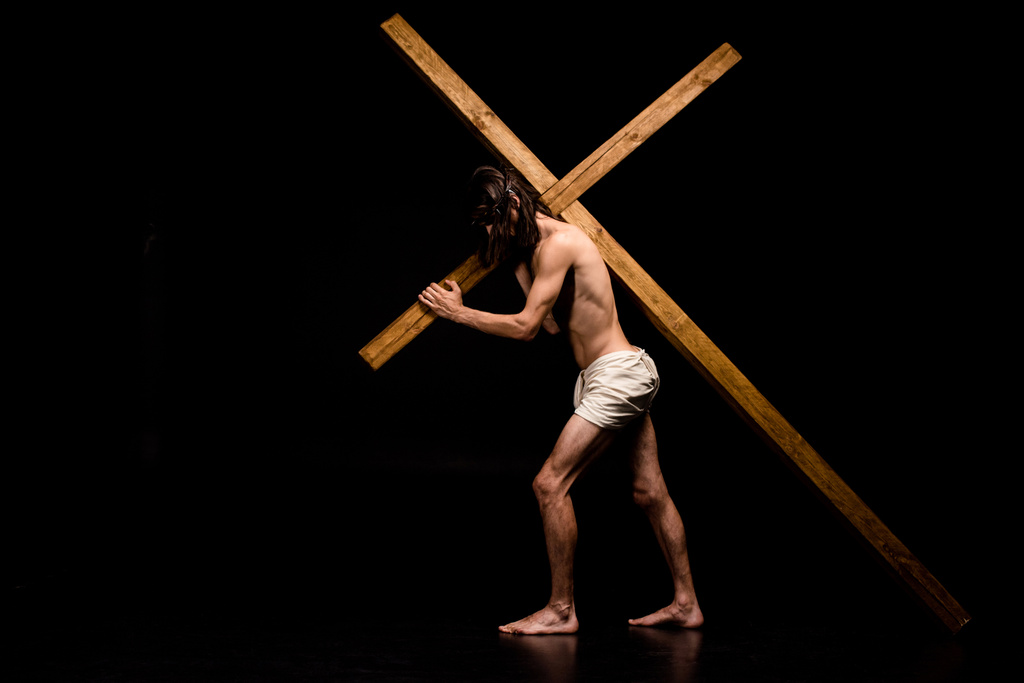 hemdsloser Jesusspaziergang mit Holzkreuz auf schwarz  - Foto, Bild