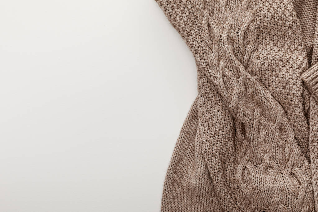верхний вид вязаный уютный коричневый свитер на белом фоне
 - Фото, изображение
