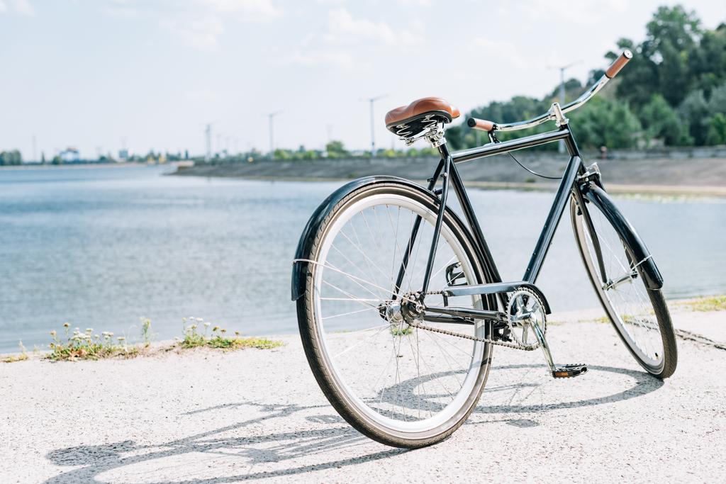 rower w pobliżu błękitnej rzeki latem w słońcu - Zdjęcie, obraz