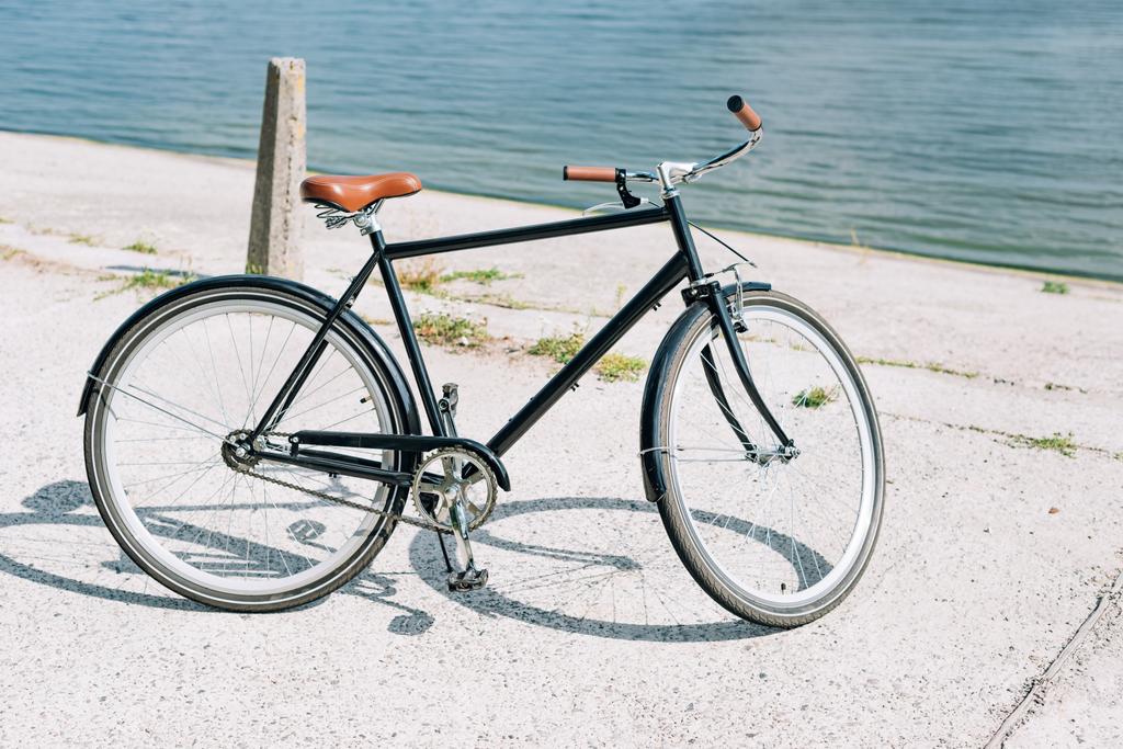 ποδήλατο κοντά στη γαλάζια λίμνη το καλοκαίρι στη λιακάδα - Φωτογραφία, εικόνα