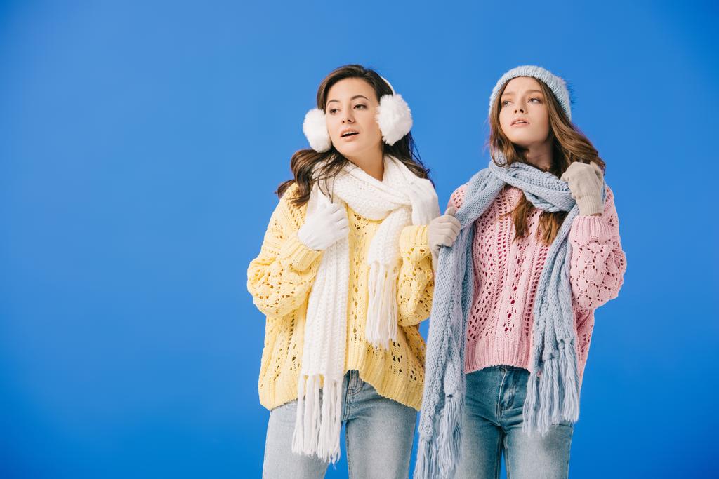 привабливі жінки в светрах і шарфах відчувають себе гарячими ізольовано на синьому
 - Фото, зображення