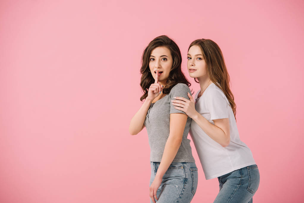 ελκυστικές γυναίκες σε μπλουζάκια που δείχνουν ότι η χειρονομία είναι απομονωμένη σε ροζ - Φωτογραφία, εικόνα