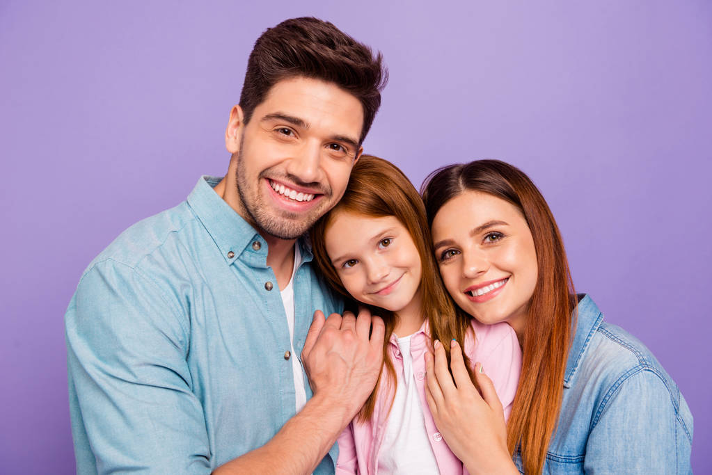 家族の肖像画のためのお父さんのお母さんと小さなキツネの女性の写真は、カジュアルな服を着て紫色の背景を着用 - 写真・画像