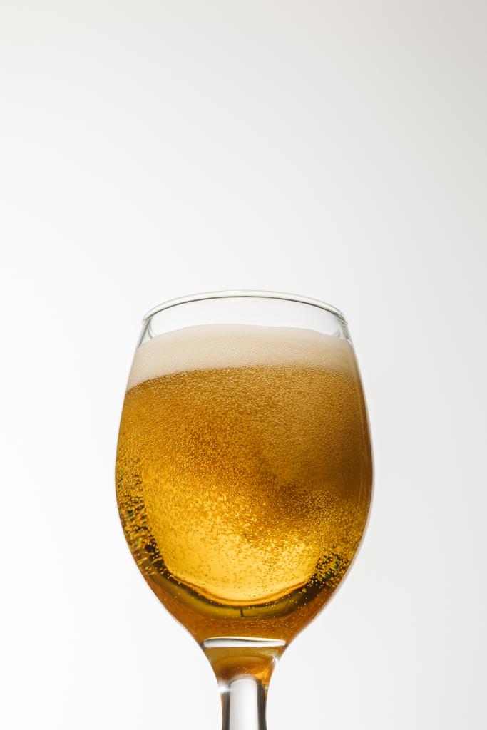 Mały kąt widzenia szkła piwa z pianką wyizolowaną na białym - Zdjęcie, obraz