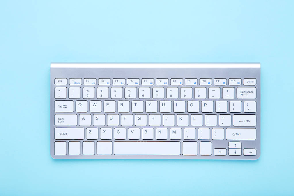 Bilgisayar klavye mavi zemin üzerine - Fotoğraf, Görsel