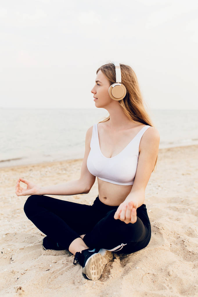Młoda dziewczyna Athletic, medytowanie na zewnątrz na morzu - Zdjęcie, obraz
