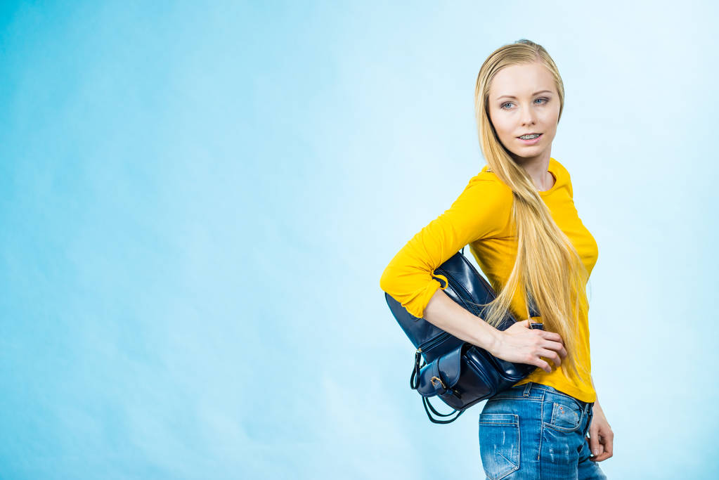 Chica adolescente con mochila escolar
 - Foto, imagen