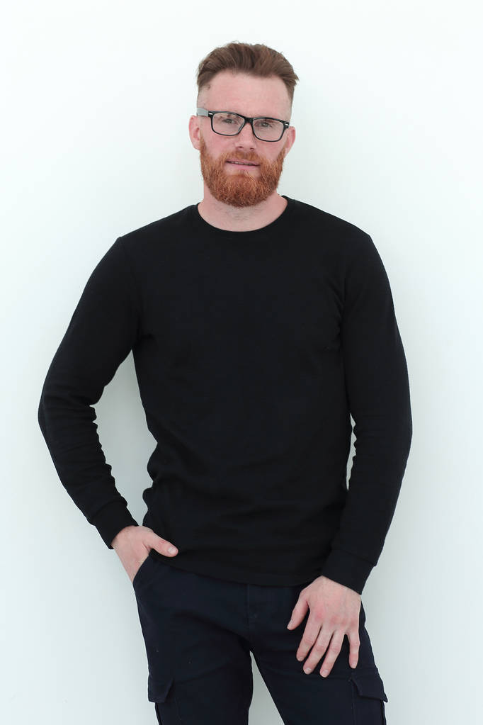 un hombre guapo con un suéter negro. aislado en blanco
 - Foto, imagen