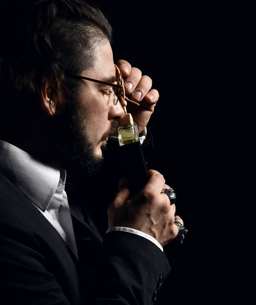 Жорстокий чоловік з бородою і сучасна зачіска запах авто парфумів носити діловий класичний костюм
 - Фото, зображення