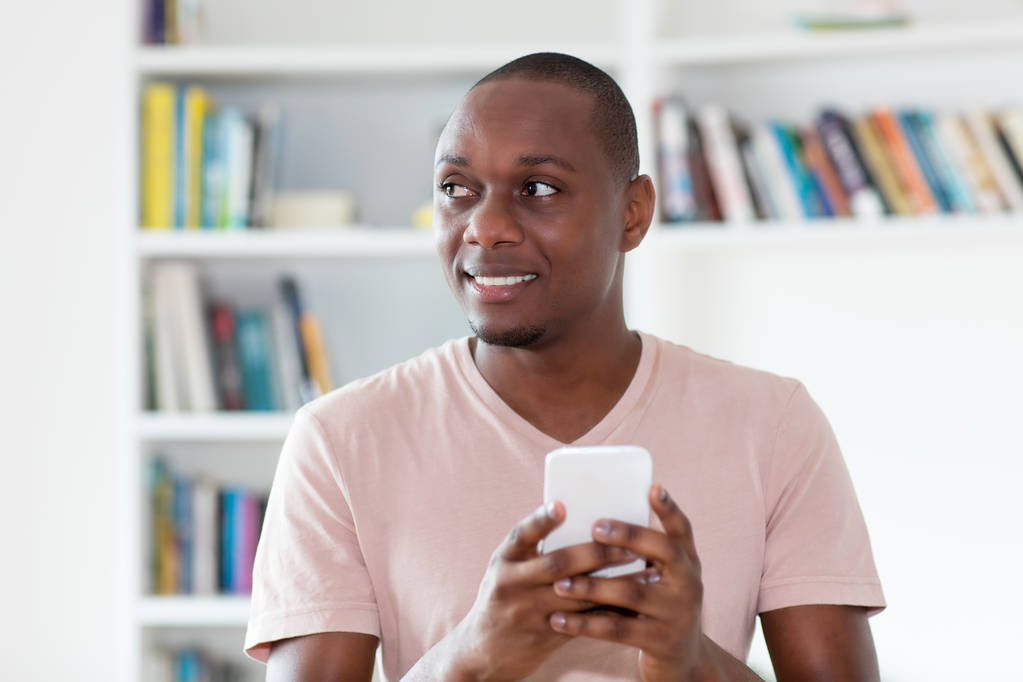 Afrikkalainen amerikkalainen kalju pää kypsä mies lähettää viestin
 - Valokuva, kuva