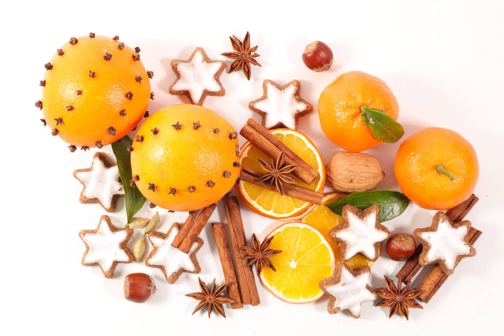 appelsiini, piparkakkukeksi ja mausteet valkoisella pohjalla
 - Valokuva, kuva