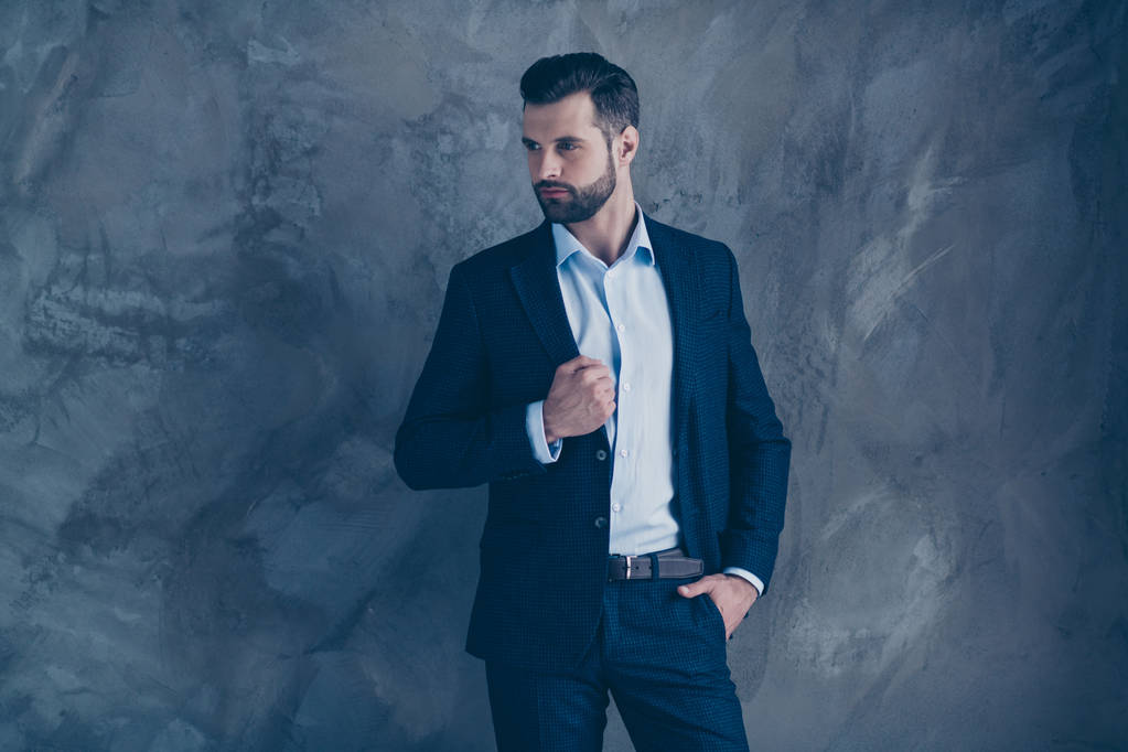 Portrait d'homme magnifique touchant son look veste portant pantalon vêtements formels isolé sur fond gris
 - Photo, image
