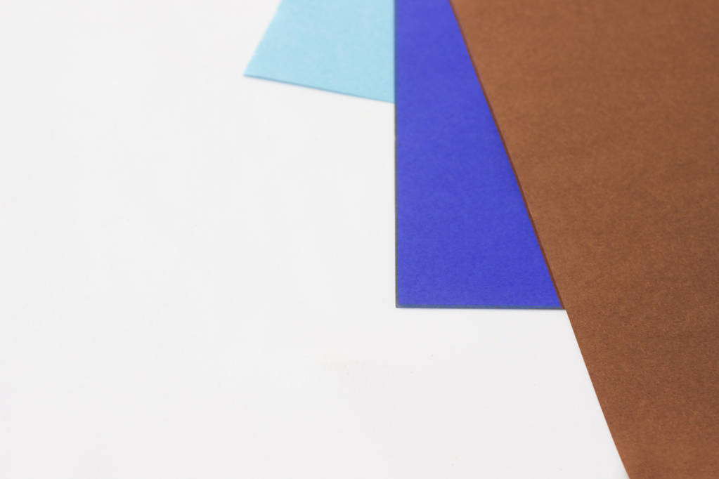 Trois papiers colorés avec des couleurs bleues, violettes et brunes sur blanc sous la forme d'un triangle. Contexte, abstraction
 - Photo, image