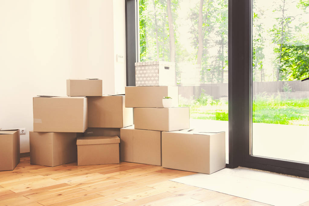 Jour de déménagement, boîtes en carton dans un nouvel appartement
 - Photo, image