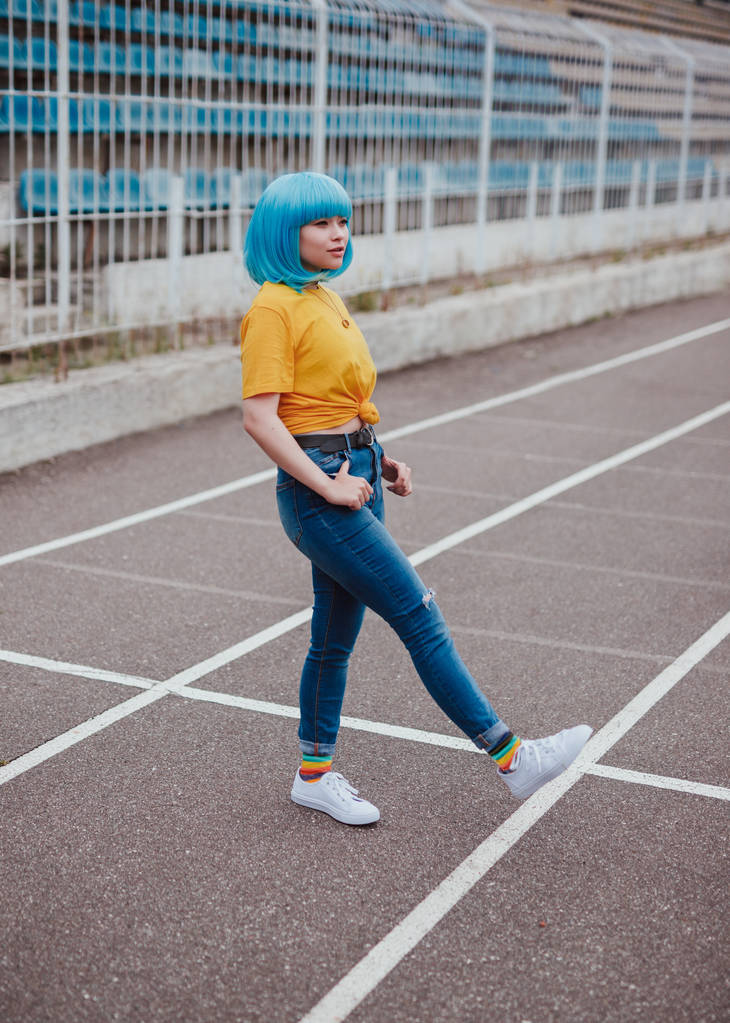 Asiático adolescente andando no estádio
 - Foto, Imagem