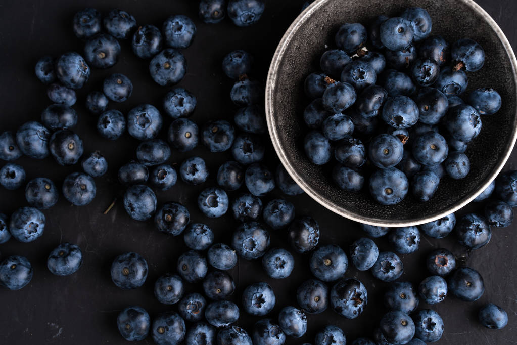 Blueberry antioxidatives Bio-Superfood im Keramikschüsselkonzept für gesunde Ernährung - Foto, Bild