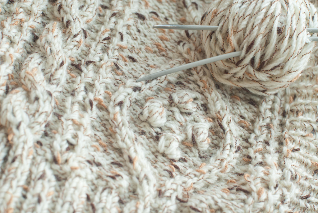 Деталь вязаного свитера ручной работы
 - Фото, изображение