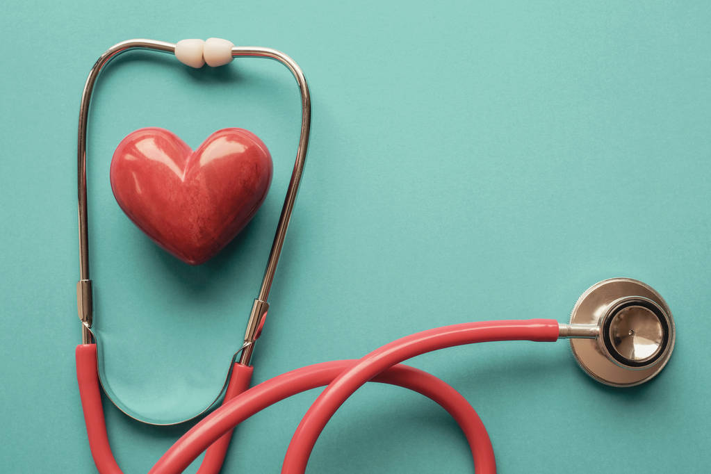 Κόκκινη καρδιά με στηθοσκόπιο, υγεία της καρδιάς, ασφάλιση υγείας - Φωτογραφία, εικόνα