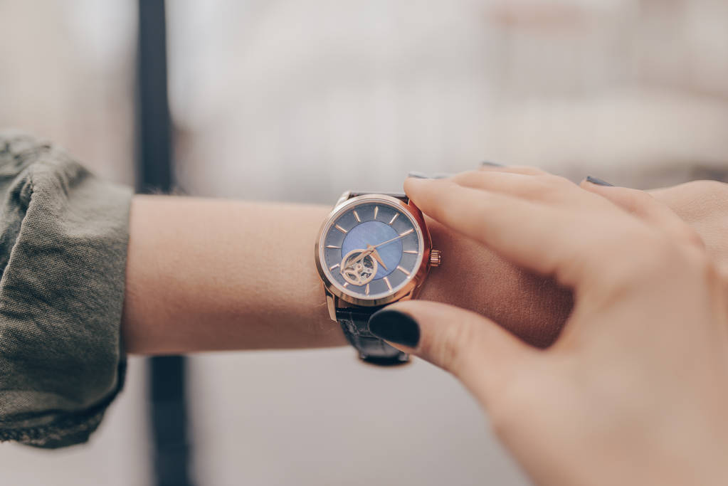 Стильний золотий годинник на руці жінки
 - Фото, зображення