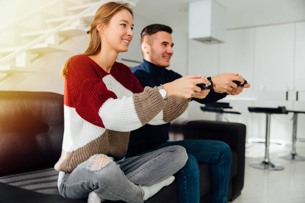 ευτυχισμένο ζευγάρι που παίζει βιντεοπαιχνίδια στο σπίτι - Φωτογραφία, εικόνα
