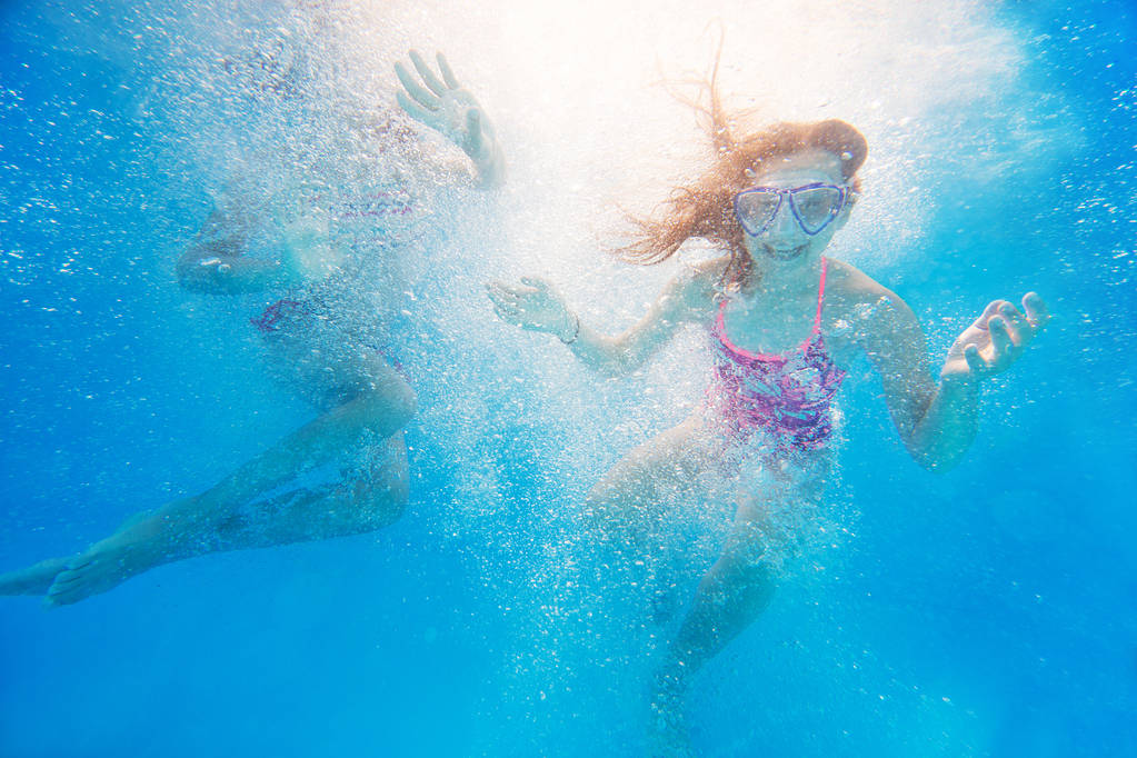 tyttö uida uima-altaassa
 - Valokuva, kuva