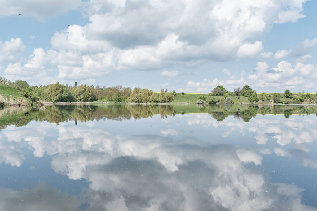 Пейзаж зеркального озера в зеленом парке
 - Фото, изображение