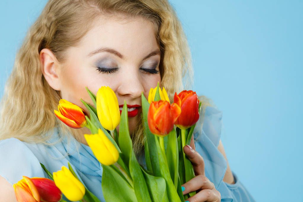 Bella donna con mazzo di tulipani gialli rossi
 - Foto, immagini