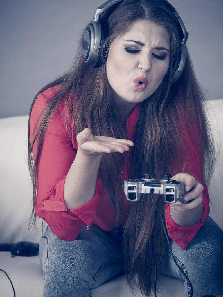 Woman complaining at gaming pad - Photo, Image