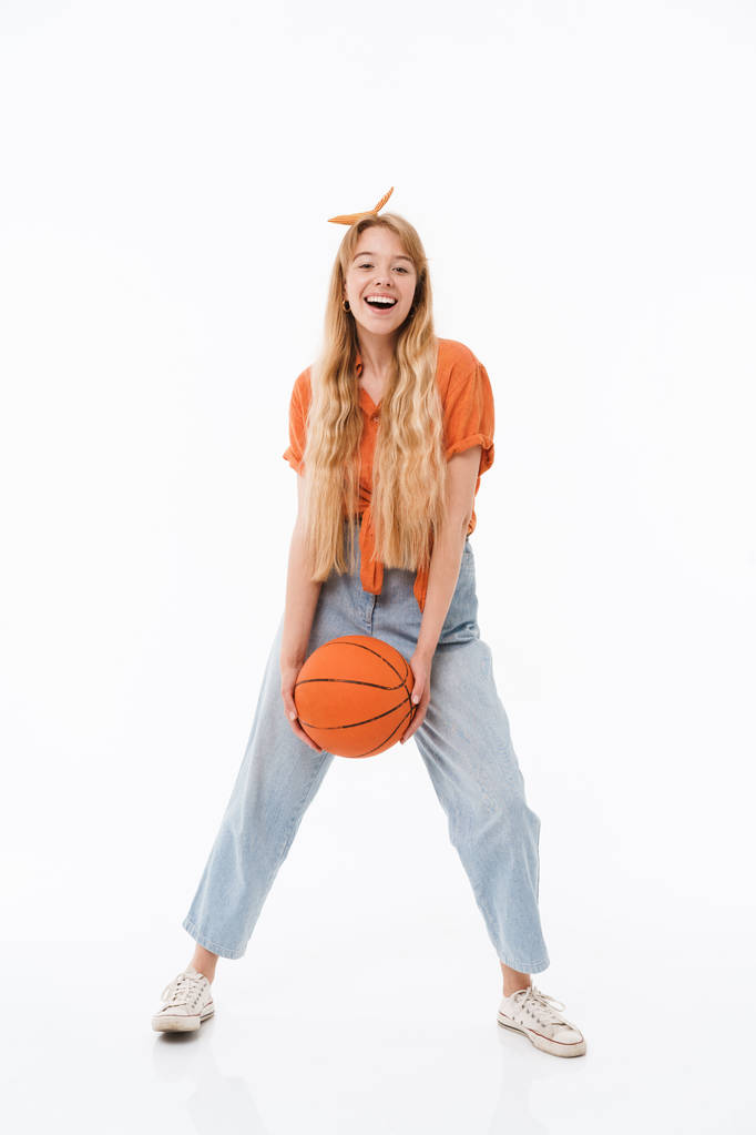 Volledige lengte foto van sportieve blonde meisje dragen van kleurrijke kleding - Foto, afbeelding