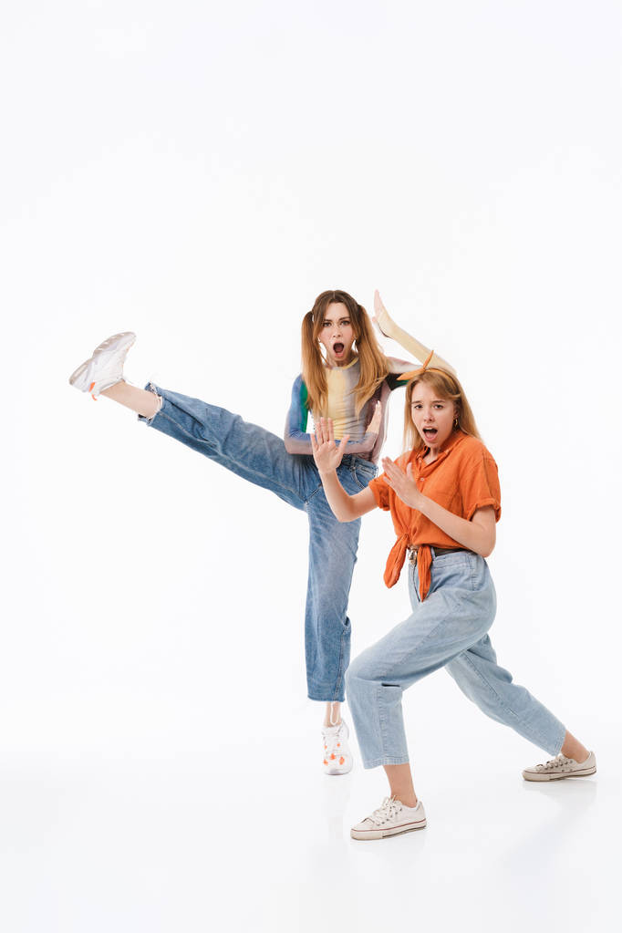 Portret dwóch młodych dziewcząt ubranych casual ubrania krzyczeć i - Zdjęcie, obraz