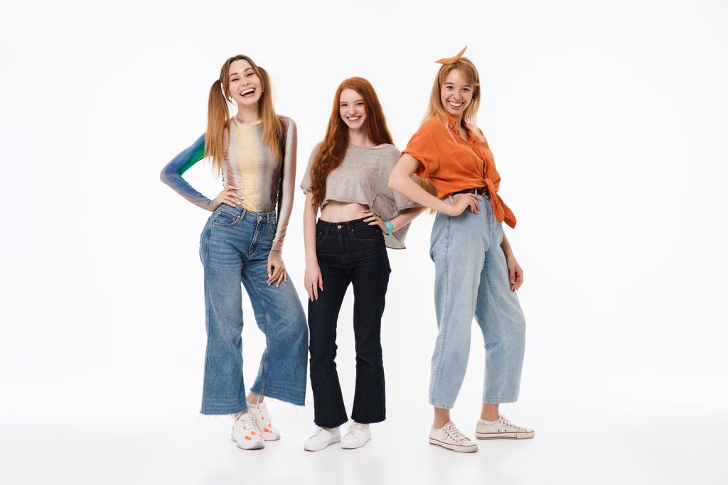 Portret van drie jonge meisjes het dragen van casual kleding glimlachend en - Foto, afbeelding