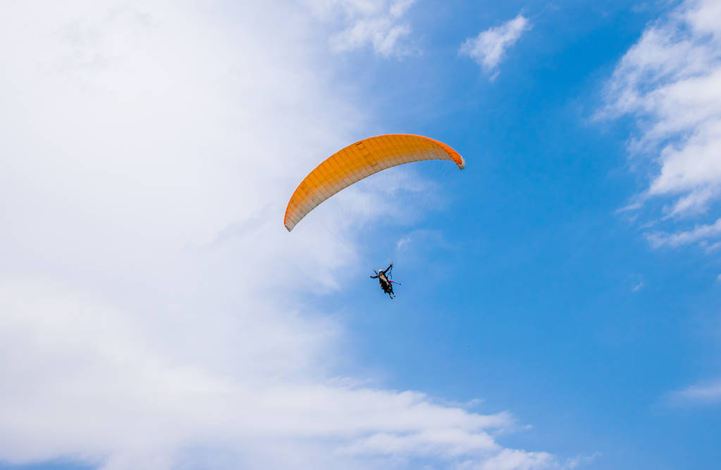 pohled na lidi paragliding v horách Ushkonir, Tian-Shan, Kazachstán - Fotografie, Obrázek