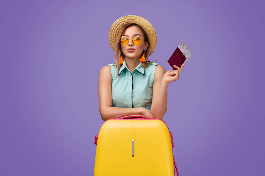 Stilvoller Tourist stützt sich auf Koffer - Foto, Bild