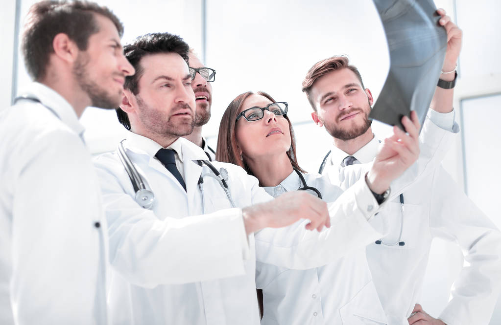 группа врачей, обсуждающих рентген
 - Фото, изображение