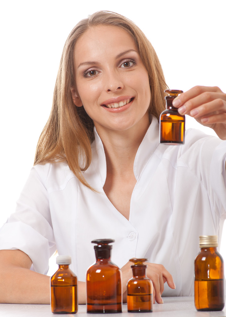 Женщина-врач с лекарствами в стеклянных бутылках
 - Фото, изображение