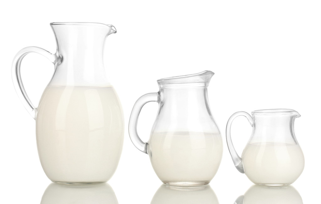 Молоко в глечиках ізольовано на білому
 - Фото, зображення