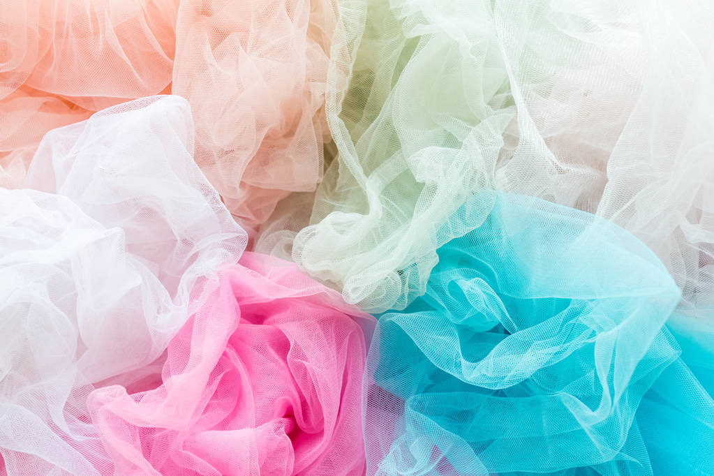 Heldere en kleurrijke tule doek close-up. Stof voor tutu rok. Glamour modieuze kleding voor vrouw en kleine meisjes - Foto, afbeelding