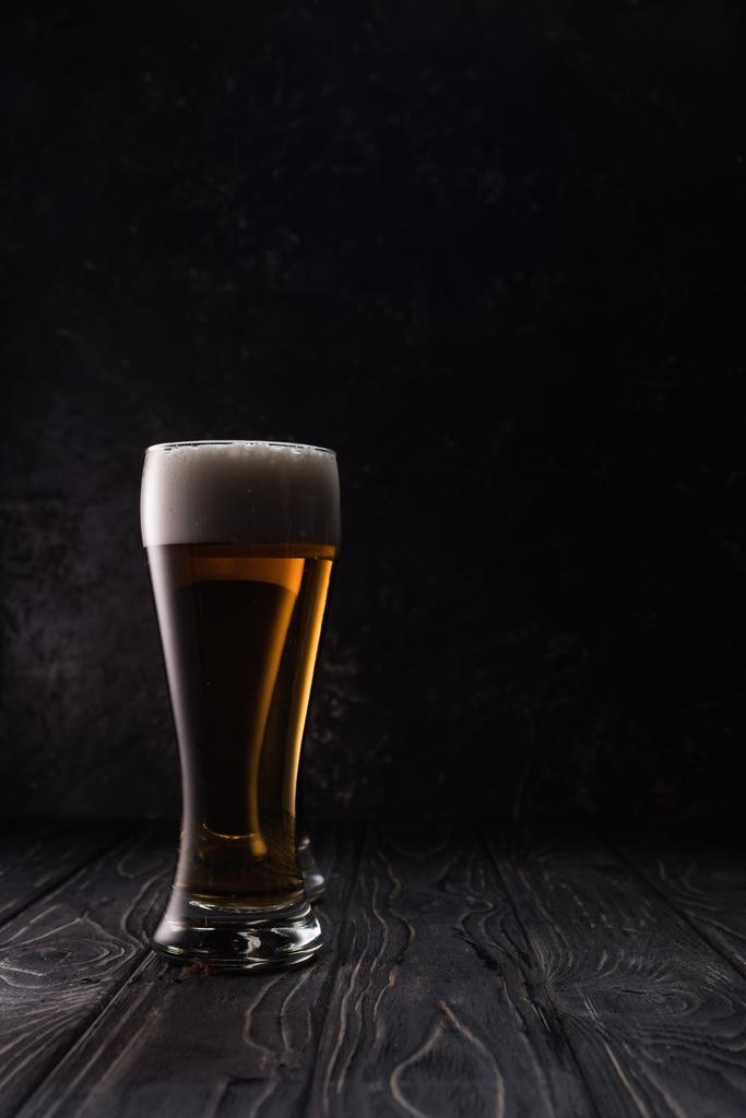 ποτήρι μπύρας φρέσκου φωτός σε ξύλινο τραπέζι - Φωτογραφία, εικόνα