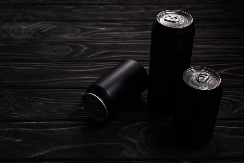 latas negras de cerveza sobre mesa de madera con espacio para copiar
 - Foto, Imagen