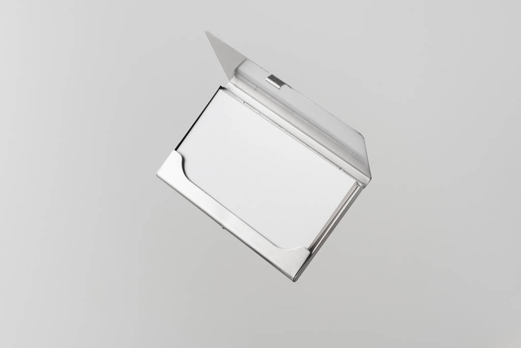 Caixa de aço inoxidável para cartões de visita isolados em fundo branco para mockup
. - Foto, Imagem