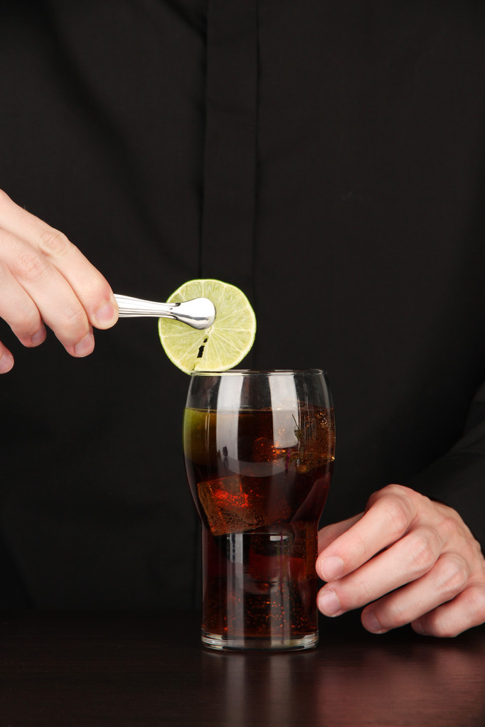 Barkeeper macht Cocktail auf hellem Hintergrund, Nahaufnahme - Foto, Bild