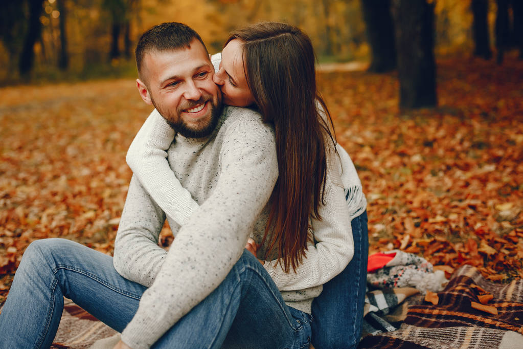 Elegáns pár töltenek időt egy őszi parkban - Fotó, kép