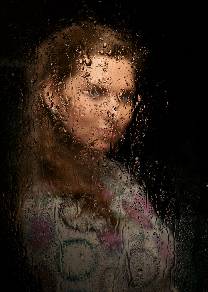 het meisje achter glas - Foto, afbeelding