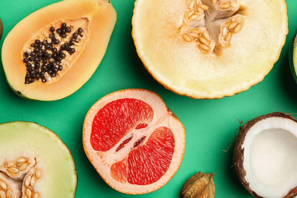 Composition plate avec melon savoureux et fruits tropicaux frais sur fond vert
 - Photo, image