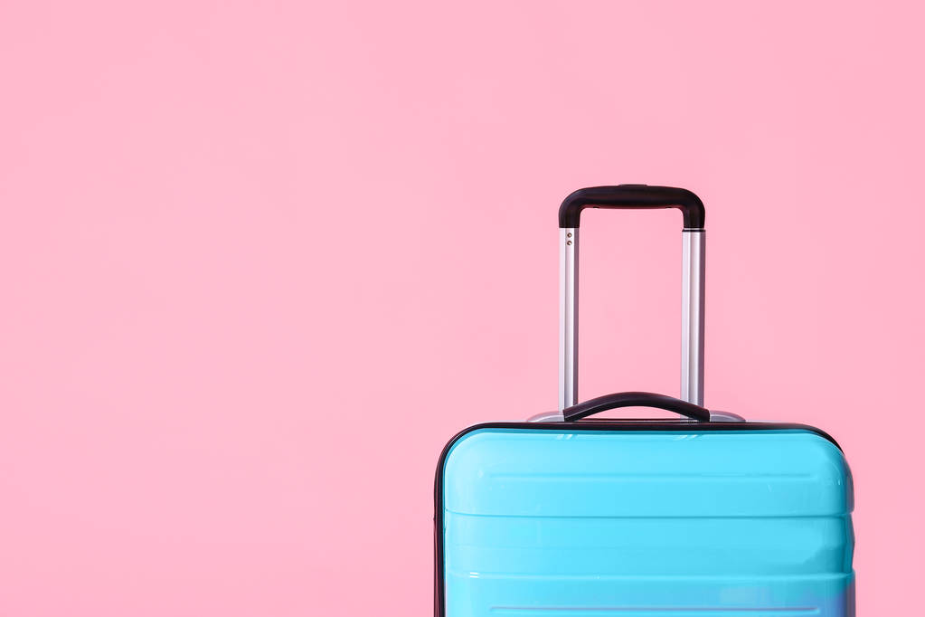 Moderní modrý kufřík na světle růžovém pozadí. Místo pro text - Fotografie, Obrázek