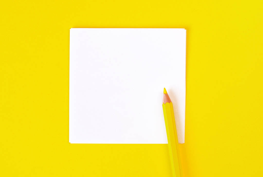 Пустая белая бумага с желтым карандашом на желтом фоне, как макет для вашего дизайна. Минимальная композиция в плоском стиле. Копирование пространства
. - Фото, изображение