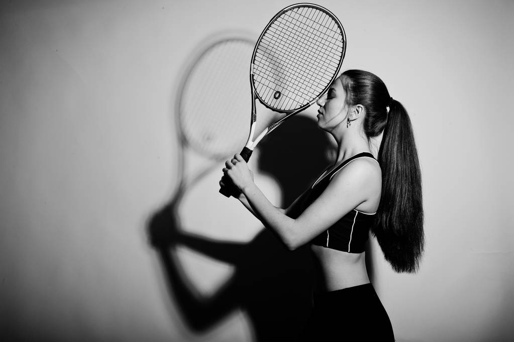 Zwart-wit portret van mooie jonge vrouw speler in Spor - Foto, afbeelding
