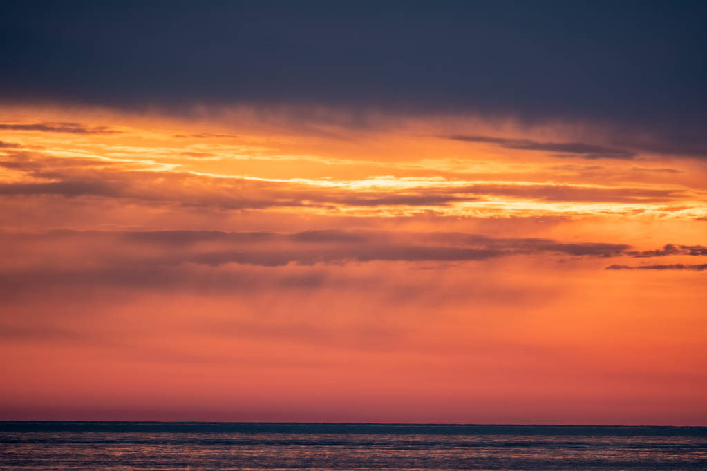 Nádherný rudý a oranžový západ slunce nad mořem. - Fotografie, Obrázek