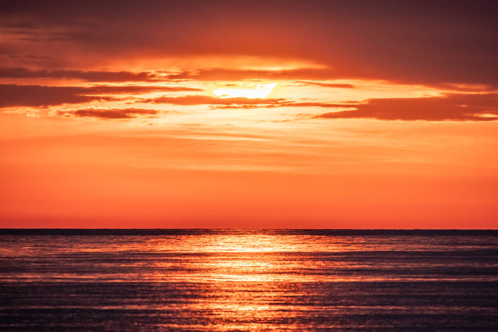 Gyönyörű vörös és narancssárga naplemente a tenger felett. - Fotó, kép